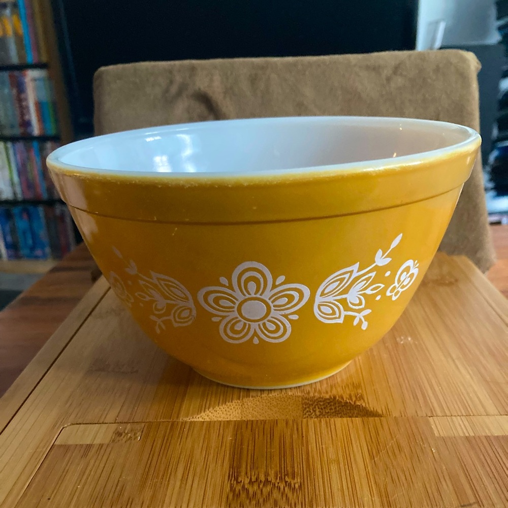 Vintage Pyrex 401 small mixing bowl